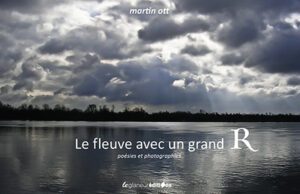 Couverture du livre de martin ott "Le fleuve avec un grand R" • Recueil de poésies et de photographies sur le Rhin.